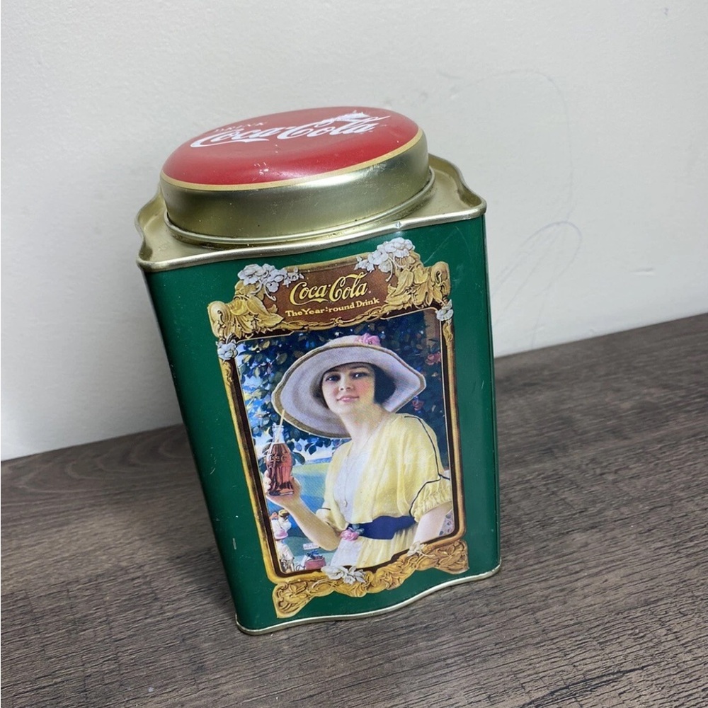 Coca Cola, The Year Round Drink Tin, container Green Collectibles